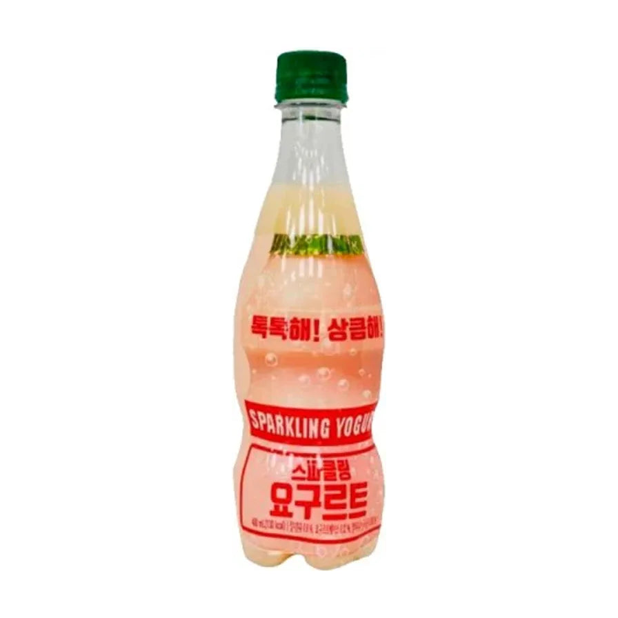韩国产乳酸菌气泡水400ml单支装，流线型透明瓶身，绿色瓶盖，瓶身印有红色Sparkling Yogurt韩文字样。