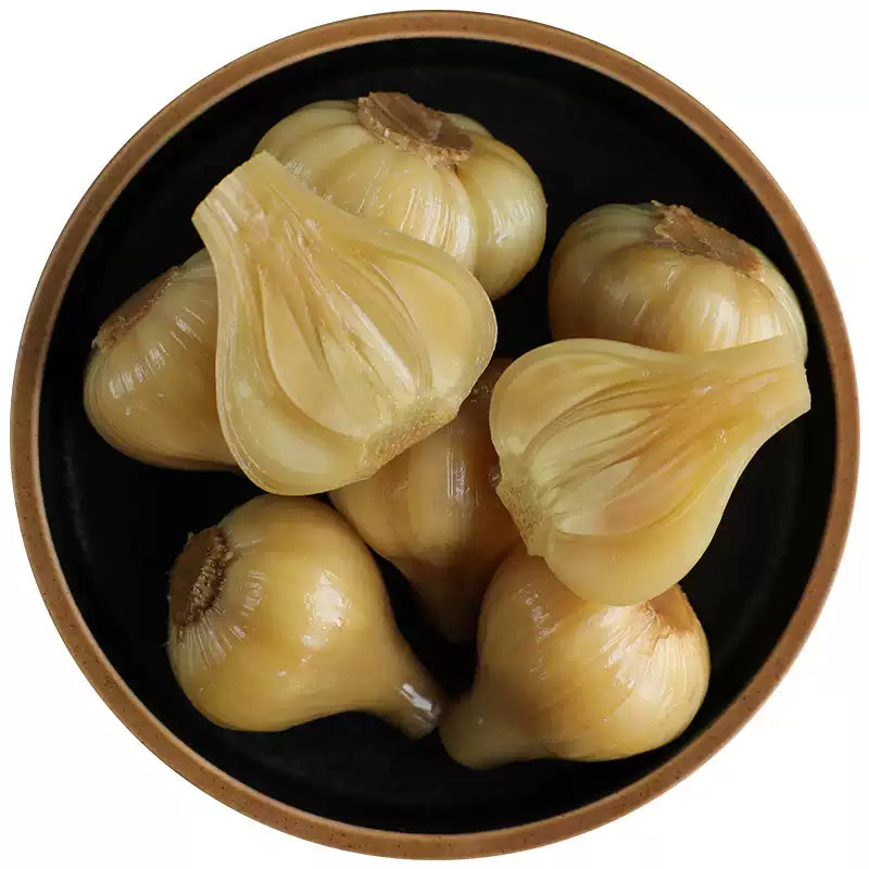 500g 瓶装韩国糖蒜，晶莹剔透的腌制蒜瓣特写