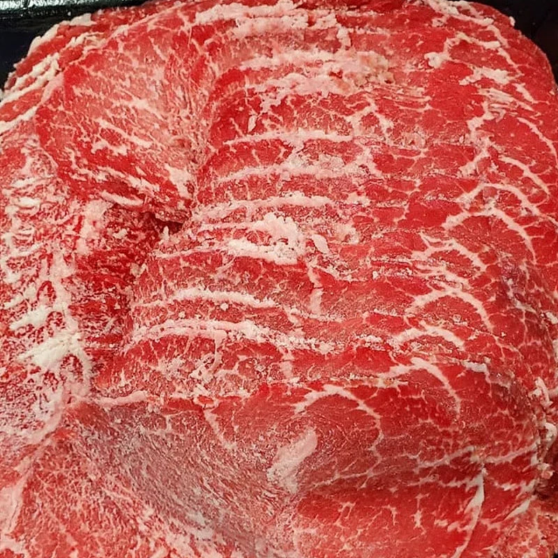 韩国产特级和牛卷，雪花纹理清晰，专为火锅和寿喜烧准备的冷冻薄切牛肉。