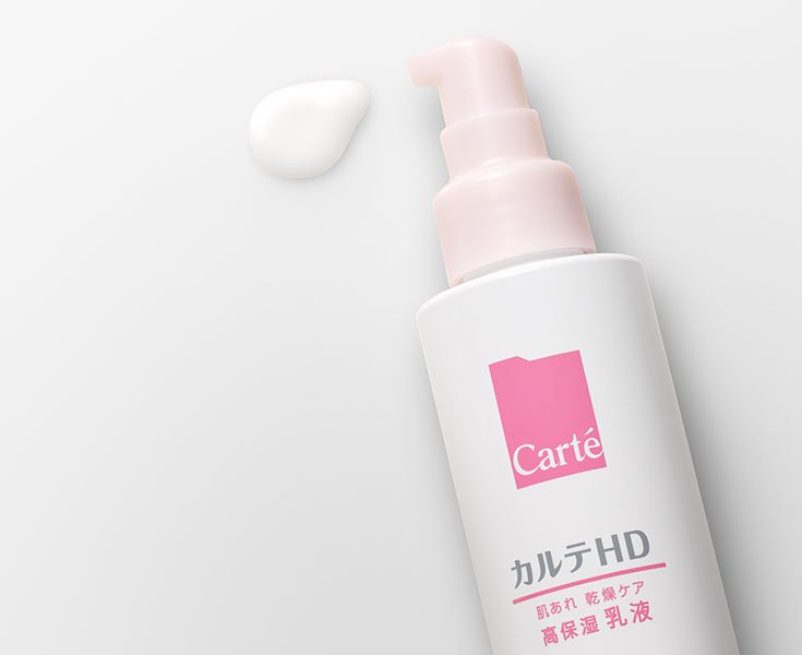高丝 KOSE Carte HD 修护乳液质地展示图，呈现轻薄乳液推开后的水润光泽感