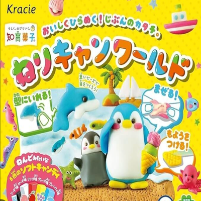 Kracie 捏捏软糖世界 DIY 套装，展示寿司和冰淇淋两种造型的成品效果