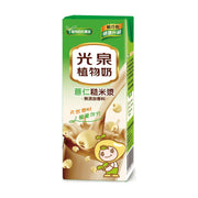 光泉植物奶薏仁糙米浆利乐包包装，正面印有品牌Logo、薏仁糙米浆字样及谷物插图，背景为米浆倒入杯中的动态效果。