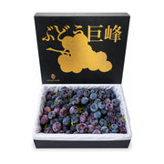 KYOHO KING 黑金巨峰葡萄礼盒，黑色礼盒内装满新鲜饱满的紫色巨峰葡萄，盒盖上有金色巨峰字样和葡萄图案。