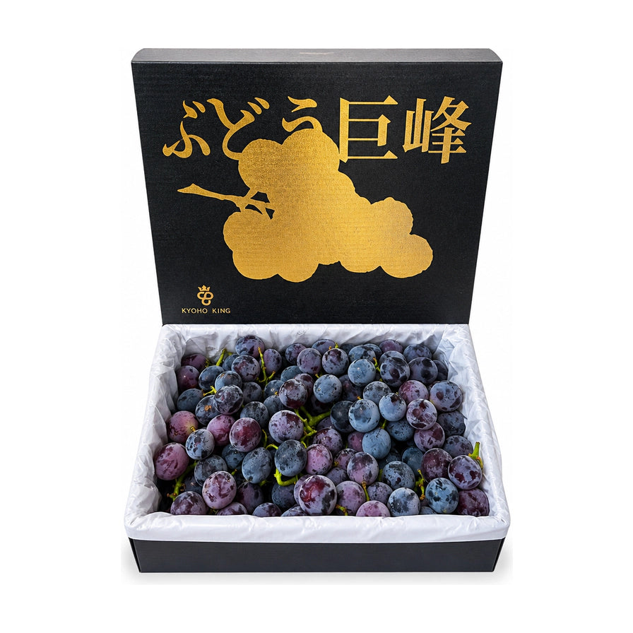 KYOHO KING 黑金巨峰葡萄礼盒，黑色礼盒内装满新鲜饱满的紫色巨峰葡萄，盒盖上有金色巨峰字样和葡萄图案。