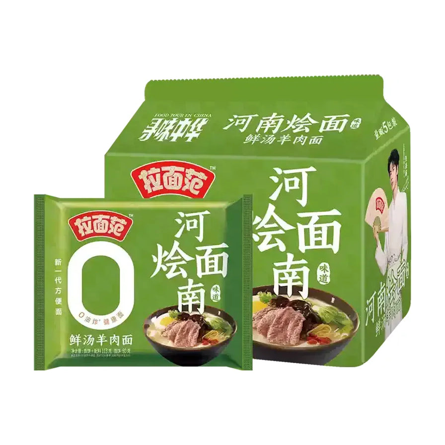 拉面范河南烩面鲜汤羊肉面，包含绿色大包装盒和单袋装，包装上印有0油炸、鲜汤羊肉面字样及代言人形象。
