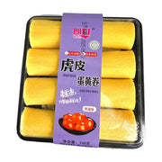 朗目虎皮蛋黄卷奶油味俯拍图，透明盒装内含四支黄色蛋糕卷，紫色腰封印有品牌及口味信息。