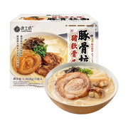 良工坊猪软骨叉烧豚骨拉面包装盒及一碗煮好的拉面，包含大块叉烧、猪软骨、葱花和浓郁奶白色汤底。