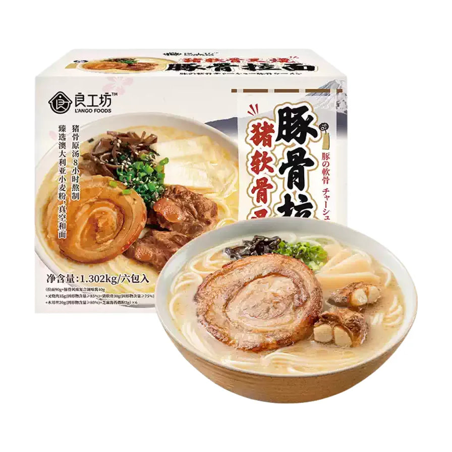 良工坊猪软骨叉烧豚骨拉面包装盒及一碗煮好的拉面，包含大块叉烧、猪软骨、葱花和浓郁奶白色汤底。