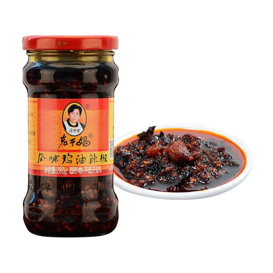 老干妈风味鸡油辣椒瓶装及盘装展示图，可见浓郁的辣椒油与鸡肉颗粒细节。