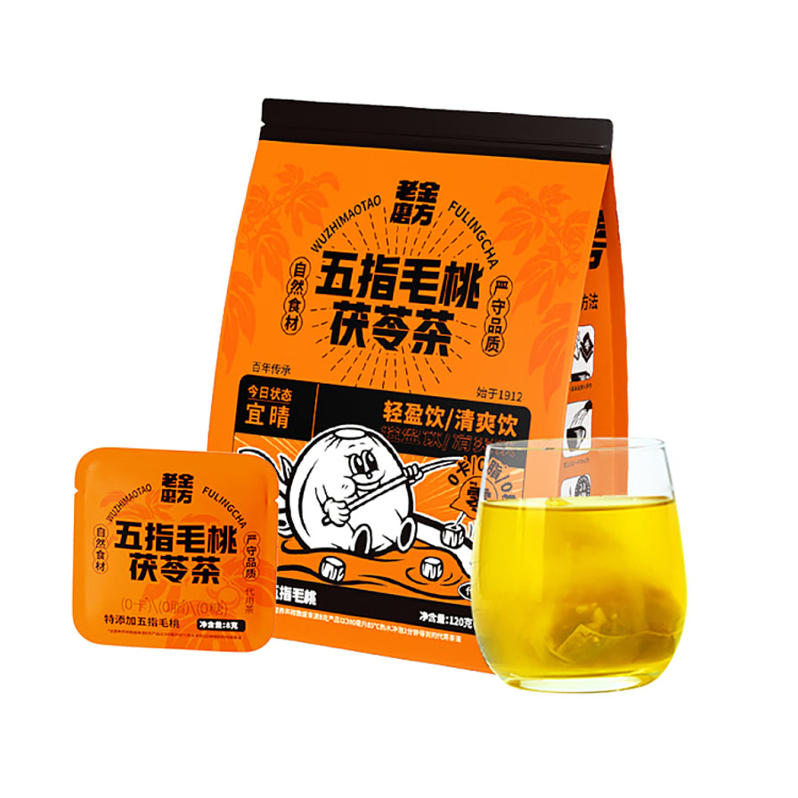 老金磨方五指毛桃茯苓茶橙色包装袋、独立小包装及一透明杯金黄色茶汤