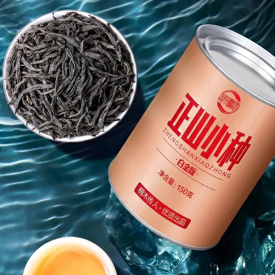 正山小种红茶罐装与干茶、茶汤的俯拍组合图，展示了条索紧结的干茶和橙红明亮的茶汤。