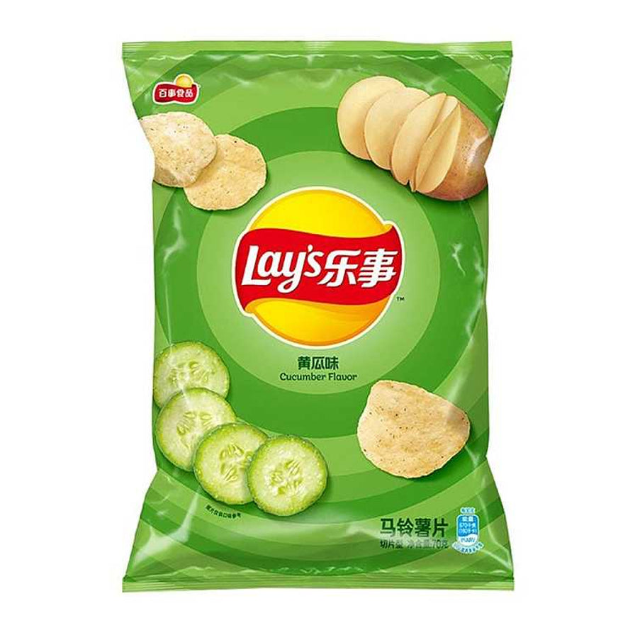 乐事黄瓜味薯片包装袋，绿色背景，配有清爽黄瓜切片图案。