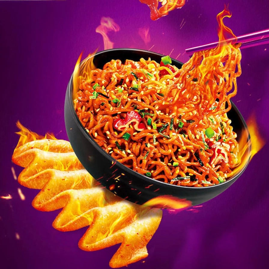 乐事大波浪薯片火鸡面味特写，展示一碗红油火鸡面与香脆的波浪厚切薯片。
