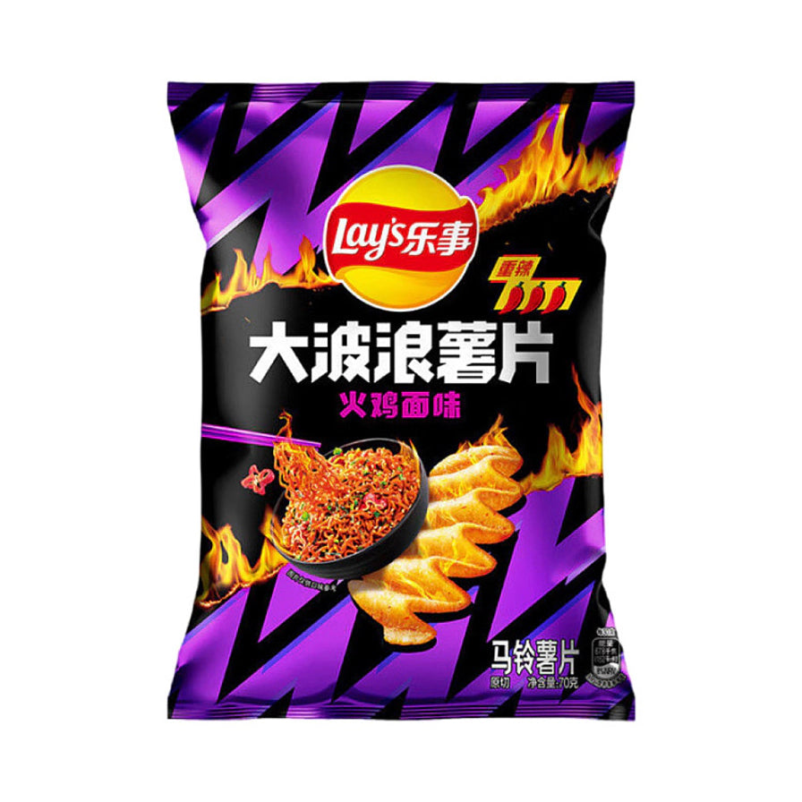 乐事大波浪薯片火鸡面味包装正面图，紫色背景配以火辣的火鸡面图案。