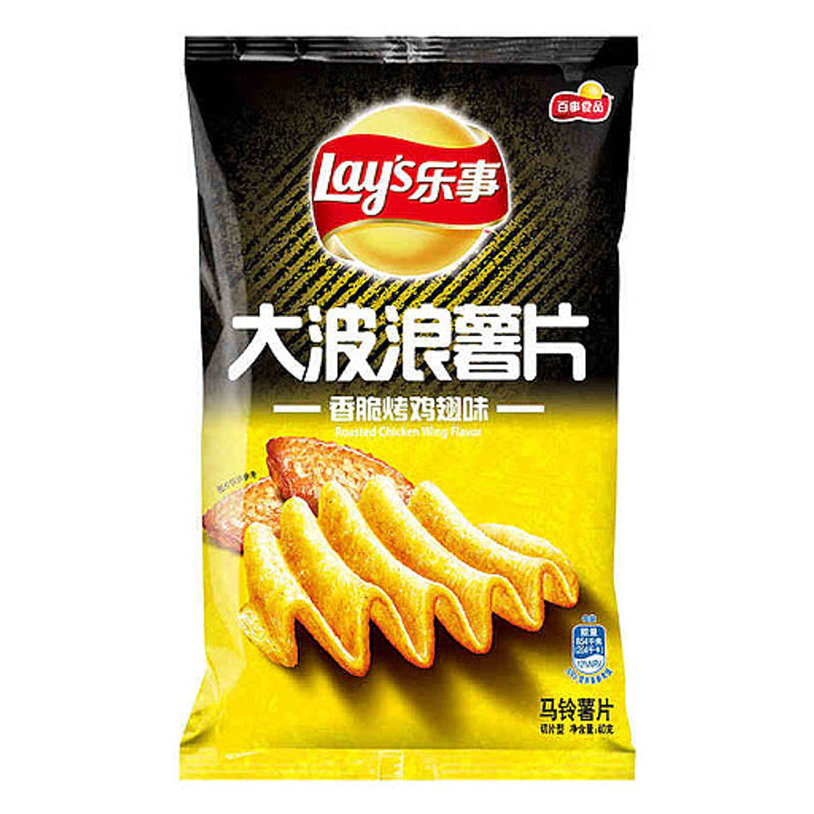 乐事大波浪薯片香脆烤鸡翅味包装正面图，黄色背景展示金黄酥脆的烤鸡翅与波浪薯片。
