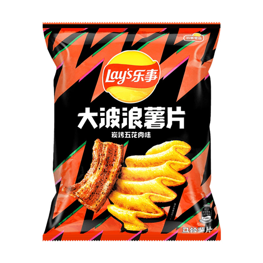 乐事大波浪薯片炭烤五花肉味包装正面图，橙黑相间背景展示诱人的烤五花肉图案。