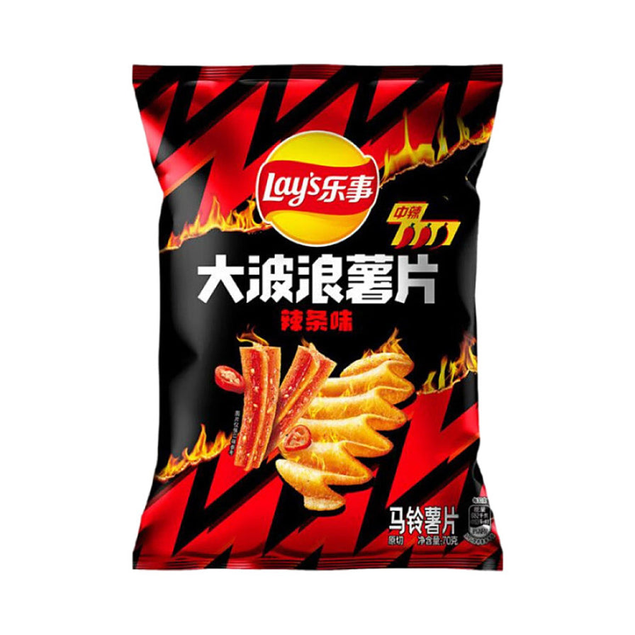 乐事大波浪薯片辣条味包装正面图，黑色背景配以红色火焰和辣条图案。