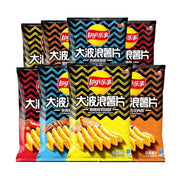 乐事大波浪薯片系列多种口味包装合集，包含香脆烤鸡翅味、炭烤五花肉味等。