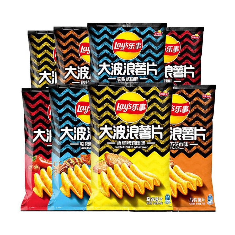 乐事大波浪薯片系列多种口味包装合集，包含香脆烤鸡翅味、炭烤五花肉味等。
