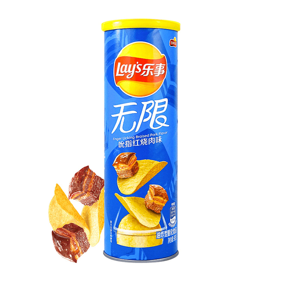乐事无限吮指红烧肉味桶装薯片正面展示，深蓝色包装，印有诱人的红烧肉图案。