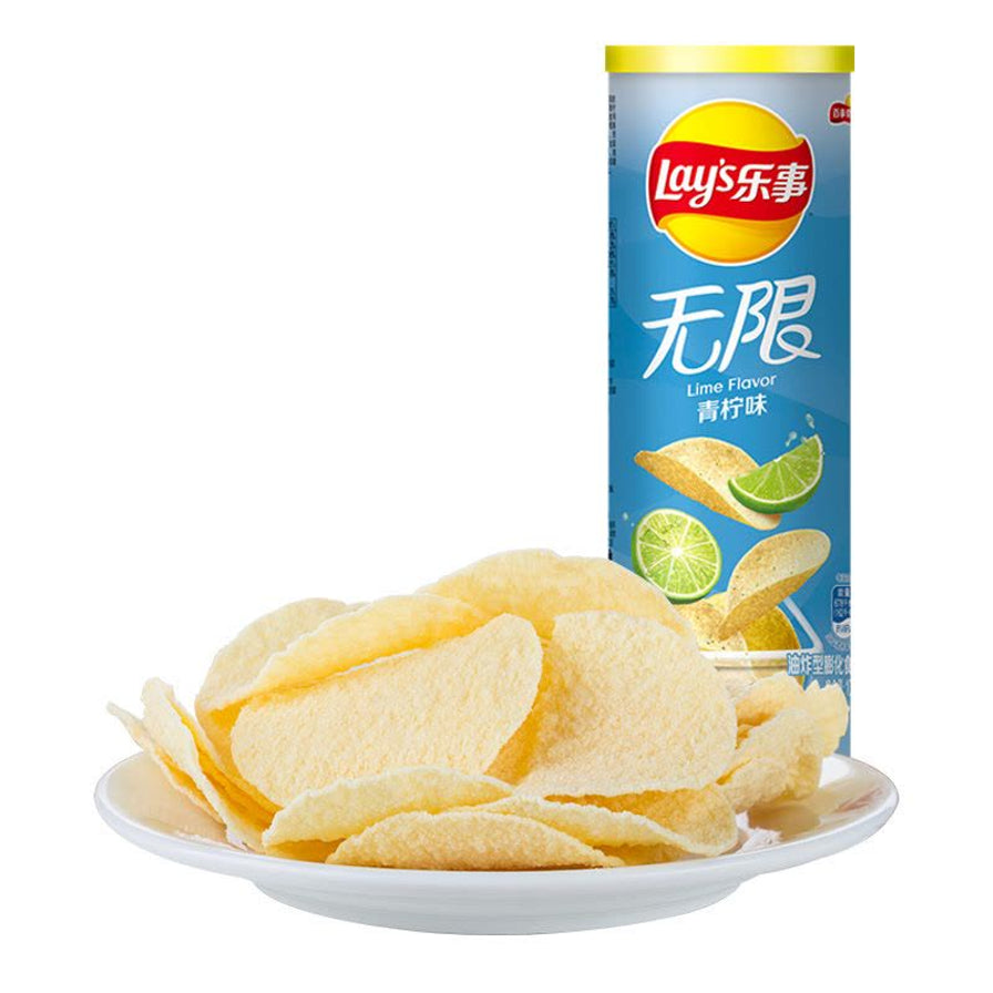 乐事无限青柠味桶装薯片，蓝色包装，前景展示一盘清脆的薯片。