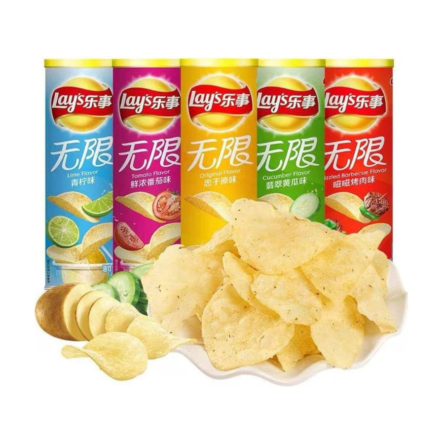 乐事无限桶装薯片系列，包含青柠味、番茄味、原味、黄瓜味和红烧肉味五种口味展示，前景摆放着一盘酥脆的薯片。
