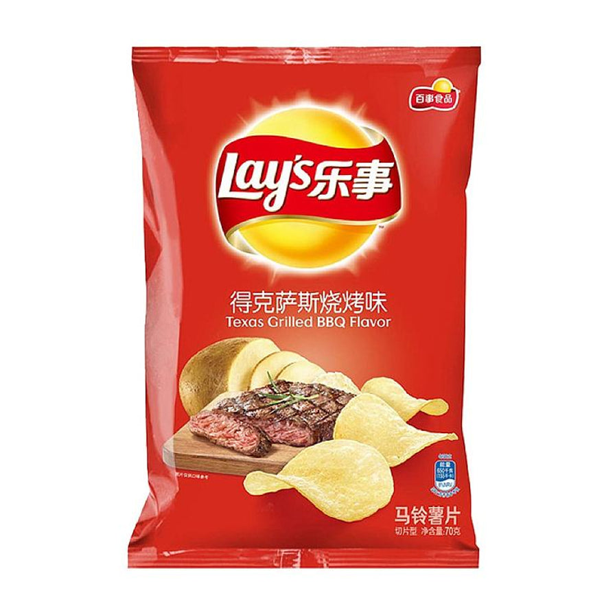乐事得克萨斯烧烤味薯片包装袋，红色背景，配有烤肉图案。