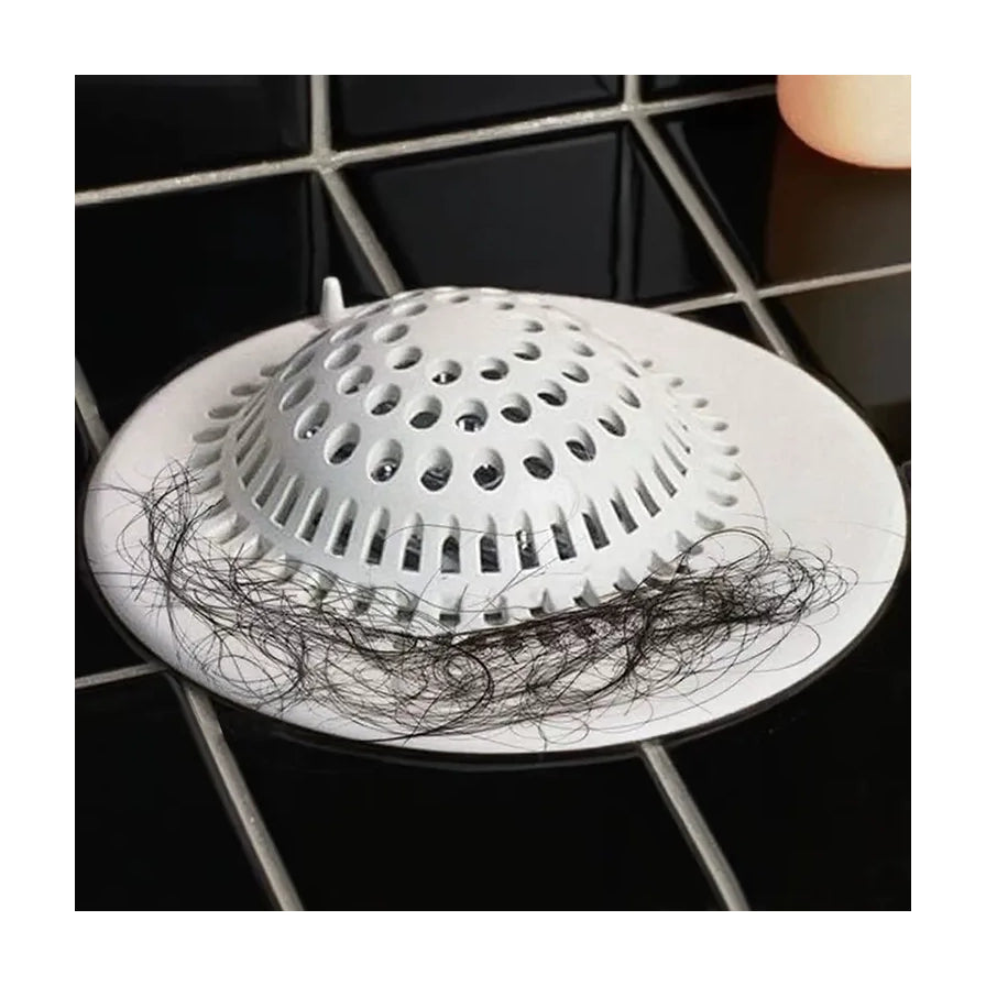 地漏过滤网在黑色瓷砖地面上的使用场景，有效拦截了大量头发。