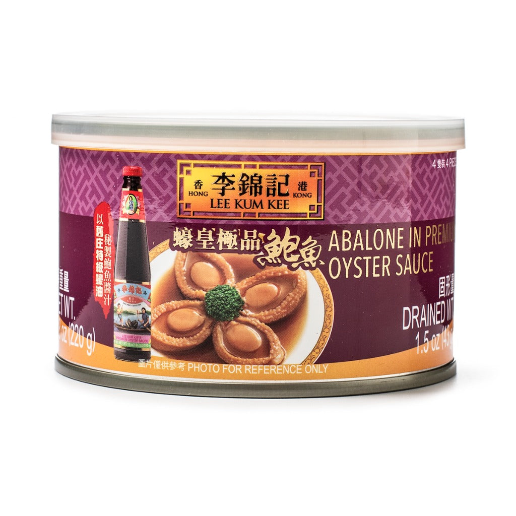 开罐后的鲍鱼特写，肉质肥厚完整并裹满浓郁蚝汁