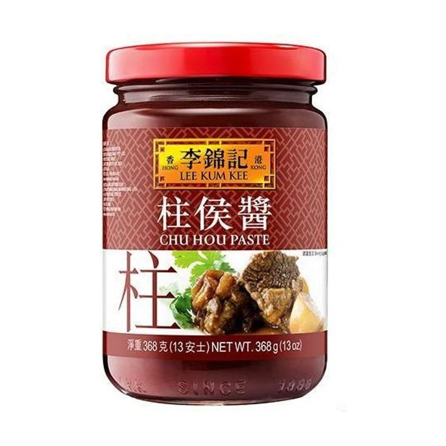 李锦记柱侯酱玻璃罐装正面图，包装上印有品牌Logo、柱侯酱中英文名称及焖牛腩示意图。