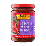 李锦记桂林风味辣椒酱，368克玻璃罐装，红色瓶盖，标签印有新鲜红辣椒图案及品牌Logo。