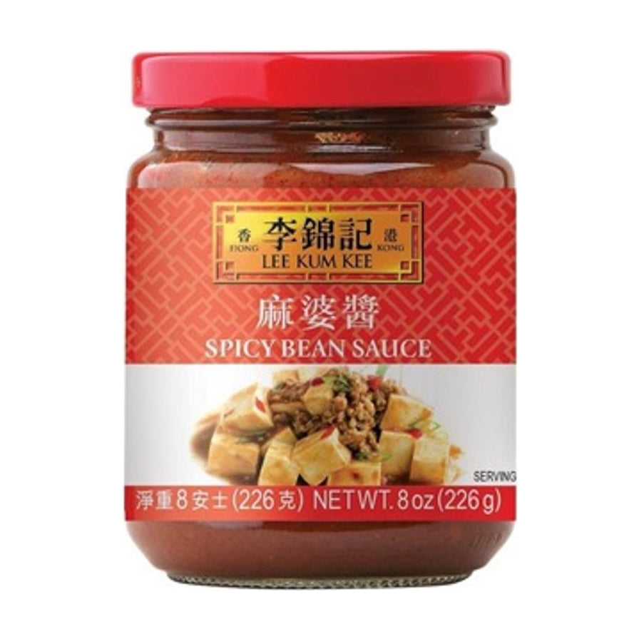 李锦记麻婆酱玻璃罐装正面图，红色瓶盖，标签印有品牌Logo、麻婆酱名称及麻婆豆腐成品图。