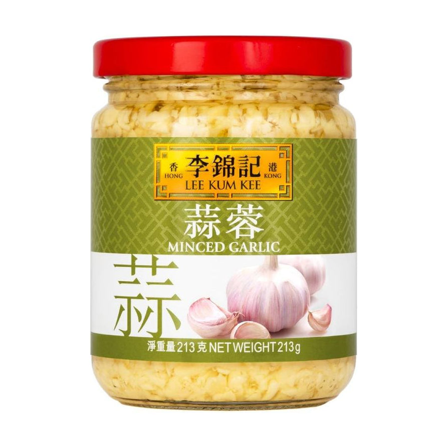 李锦记蒜蓉瓶装正面图，白色背景，红色瓶盖，标签上印有李锦记品牌标识、蒜蓉字样及大蒜图案，净含量213克。