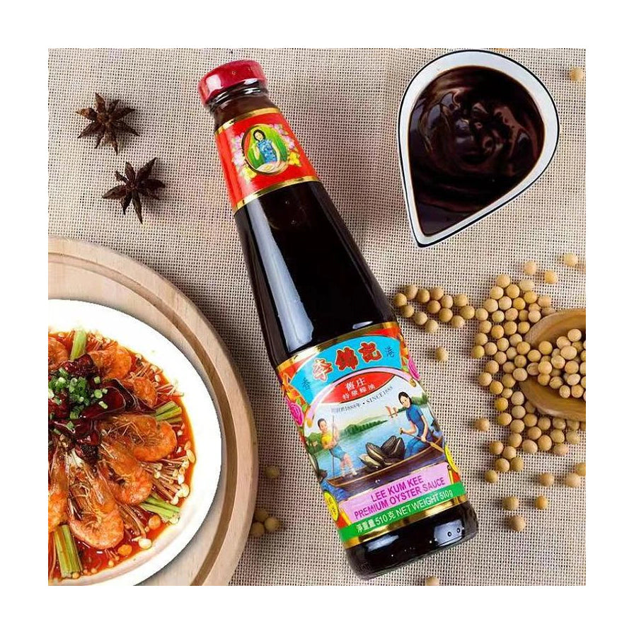 李锦记旧庄蚝油瓶装，背景配有烹饪好的虾肉料理、一碗浓稠的蚝油酱汁、八角和黄豆，展示使用场景。