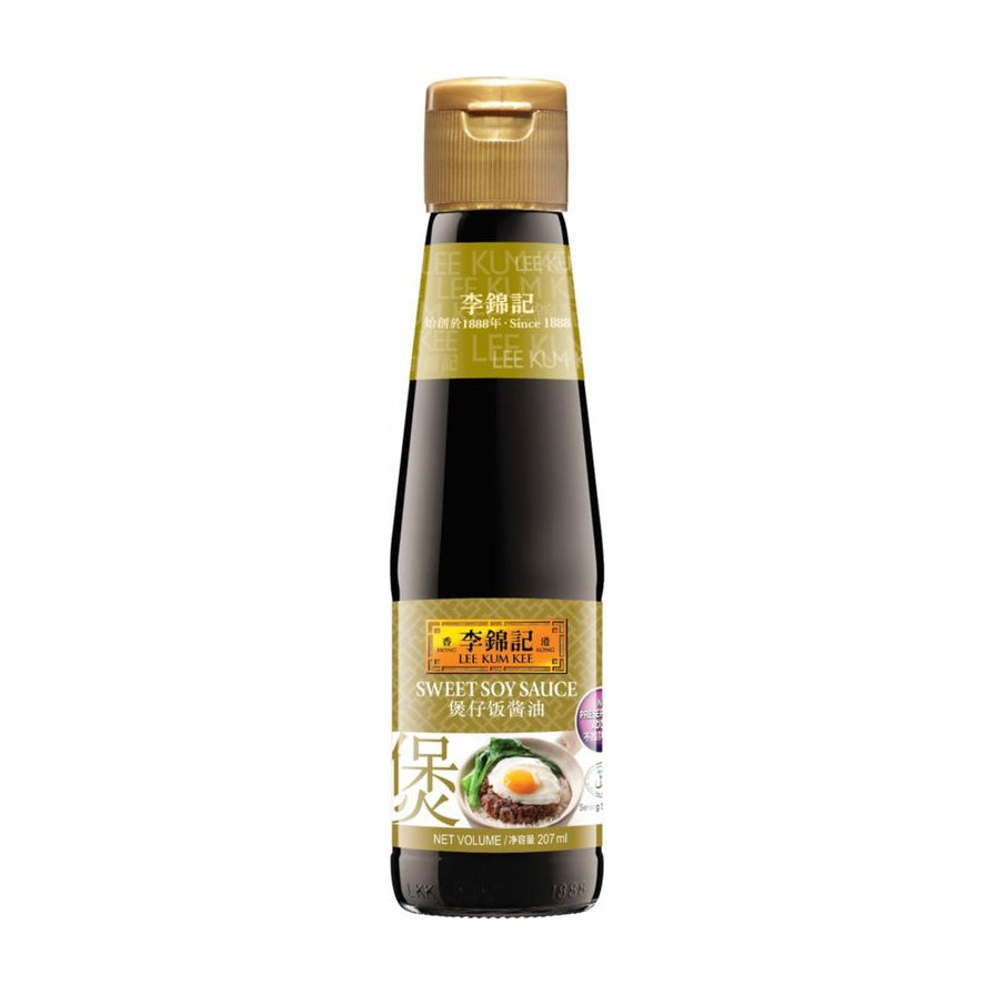 李锦记煲仔饭酱油207毫升瓶装正面图，白色背景，标签显示Sweet Soy Sauce及煲仔饭图案。