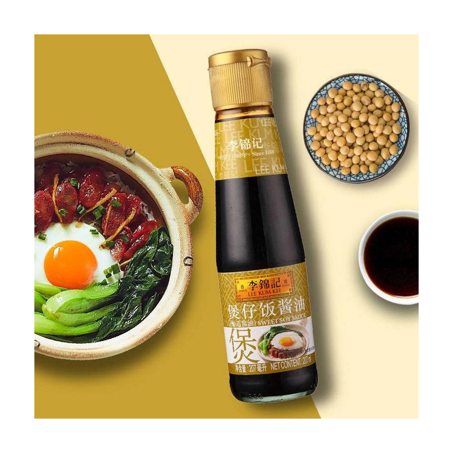 李锦记煲仔饭酱油瓶装与一锅腊味煲仔饭、一碟大豆及一碗酱油的场景展示图。