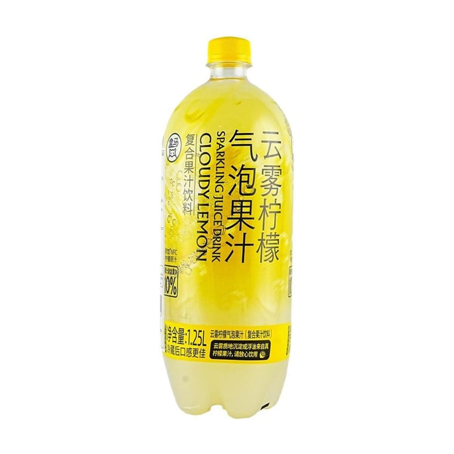 柠檬共和国云感柠檬气泡饮1.25L大瓶装，瓶身标签印有云雾柠檬气泡果汁及CLOUDY LEMON字样，展示半透明黄色果汁质感。