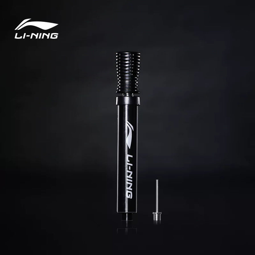 在黑色背景下的李宁便携式打气筒，旁边配有一枚金属气针，展示产品整体外观与配件。