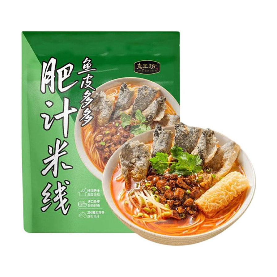 良工坊鱼皮多多肥汁米线包装袋及一碗煮好的米线，配有大量炸鱼皮、豆卷和浓郁红油汤底。