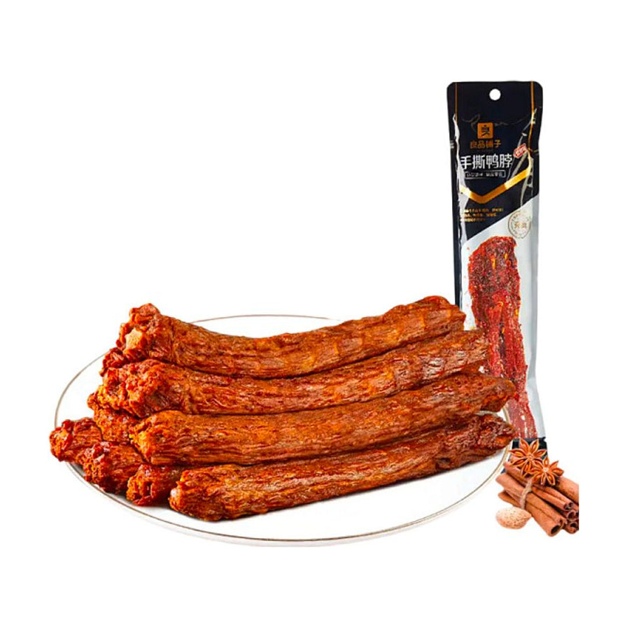 良品铺子手撕鸭脖香辣味，盘中整齐码放的紧实鸭脖，旁边配有原包装袋和香料装饰。