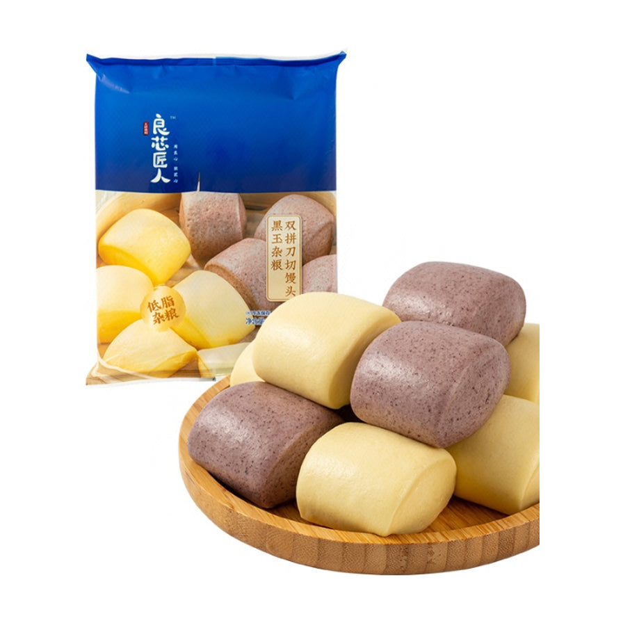 良心匠人双拼杂粮馒头，包含黄色和紫色两种口味的刀切馒头堆叠在木盘中，背景为蓝色包装袋。