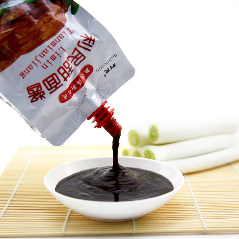 利民甜面酱产品特写，展示酱体质地和包装细节