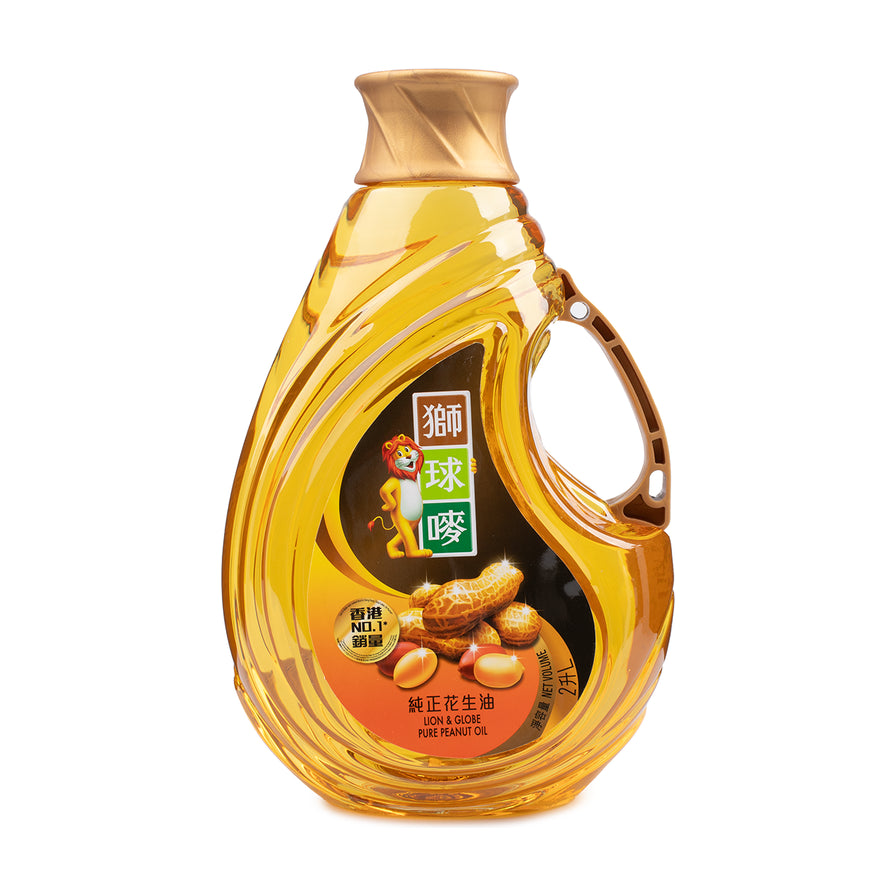 狮球麦2L瓶装纯正花生油，透明瓶身可见金黄油质，带有狮子标志和花生图案。