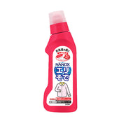 日本狮王酵素去污剂 250ml 瓶身正面，白色瓶体配绿色标签，展示衣领袖口局部清洁产品外观。