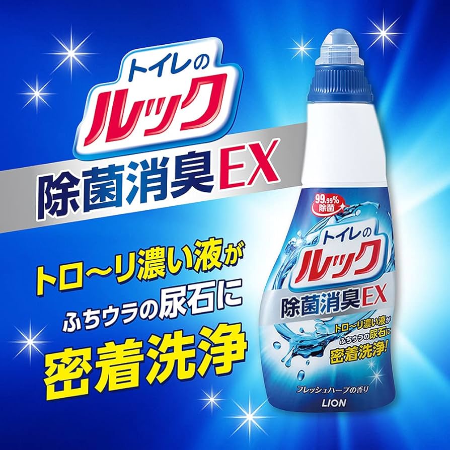 狮王马桶清洁剂长颈喷嘴伸入马桶内沿缝隙进行清洁的特写示意图