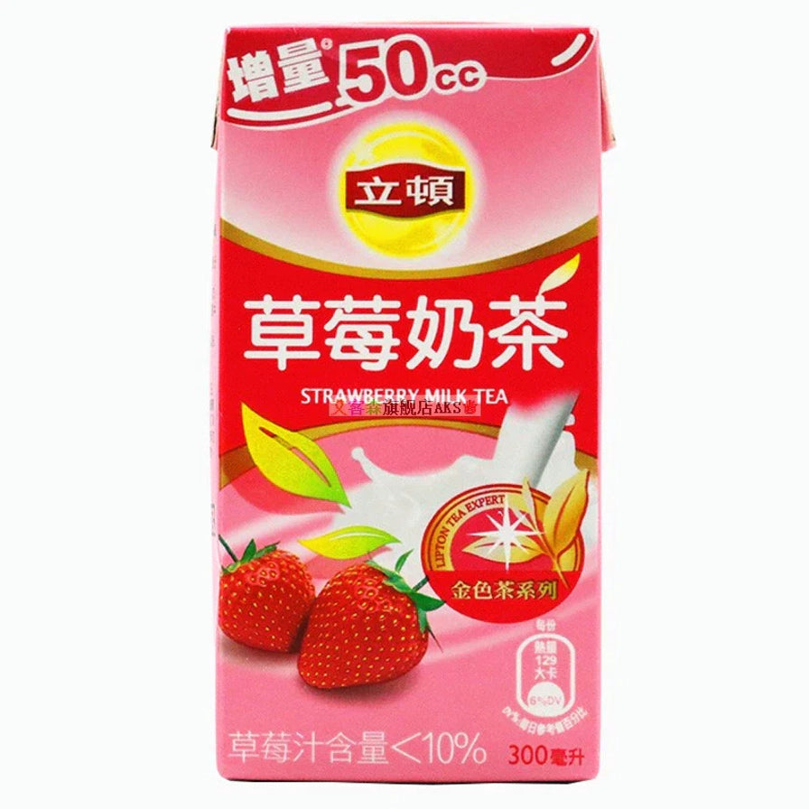 立顿草莓奶茶300毫升利乐包装，粉色包装盒上印有两颗新鲜草莓和牛奶丝滑流动的图案。