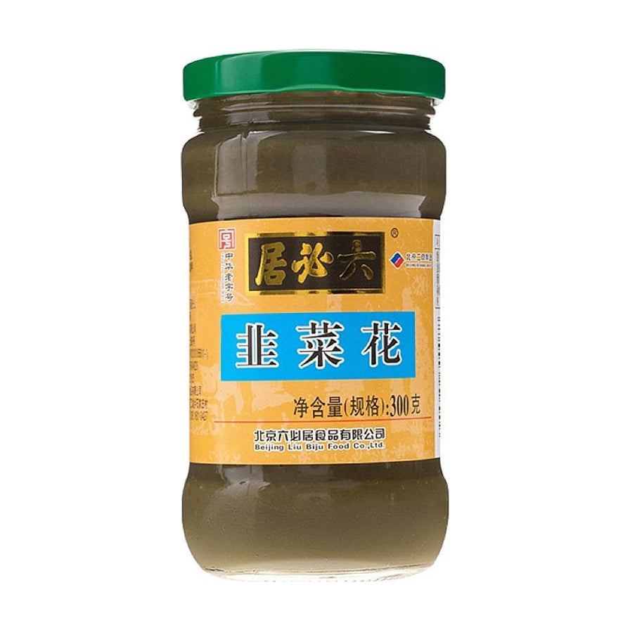 六必居韭菜花300g玻璃瓶装正面图，展示绿色瓶盖和带有中华老字号标识的黄色标签。