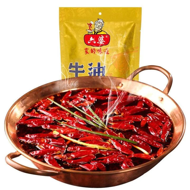 六婆牛油火锅底料 300g 包装正面，红亮油润的块状底料特写