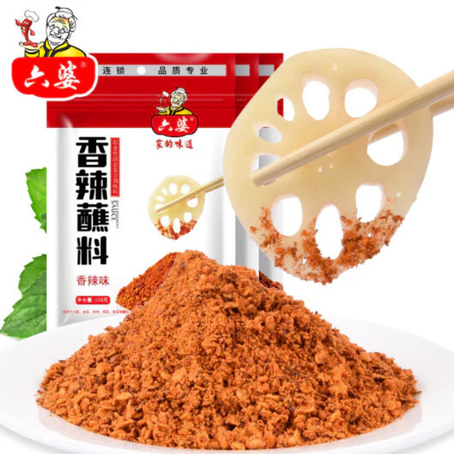 六婆香辣蘸料特写，前景为盘中堆起的红色香辣干碟粉末，背景为产品包装及筷子夹取蘸满料的藕片。