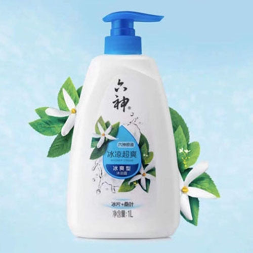 六神冰凉超爽沐浴露置于浅蓝背景中，周围环绕绿色桑叶与白色花朵装饰的场景图。
